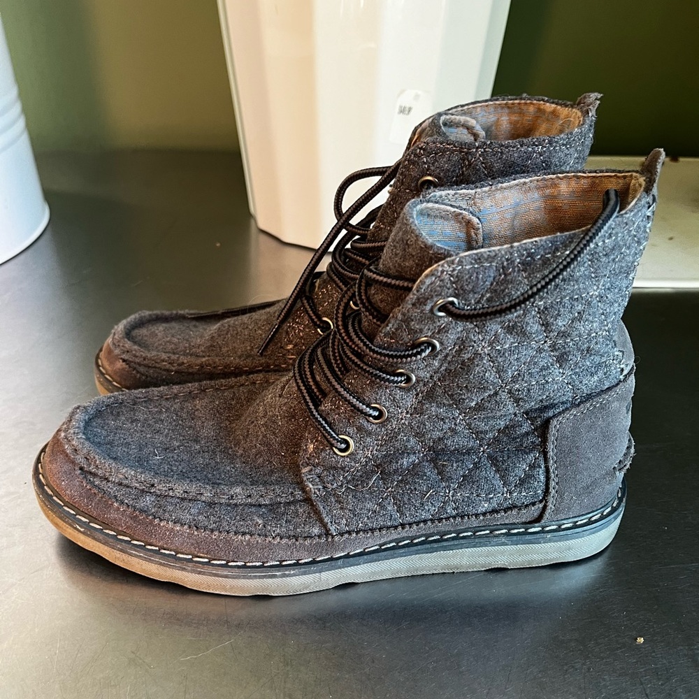 Tom’s Hightop Sneakers